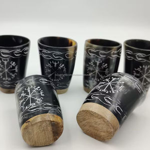 Vaso para beber con cuerno de buey con diseño clásico grabado a mano blanco de Tayyab Handicraft - Product Image 1