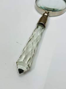 Lupa de cristal de 3'' con acabado en latón y mango de cristal de diseño - Product Image 2