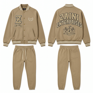 Conjunto Deportivo Varsity Premium de Felpa Rica en Algodón de 400 GSM, Color Caqui, con Parche de Chenilla Personalizado y Bordado - Product Image 1
