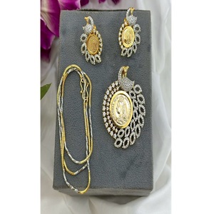 Collar con colgante de aspecto de oro de lujo con piedras de circonita cúbica de primera calidad y juego de aretes para fiestas, colección para mujer. - Product Image 2