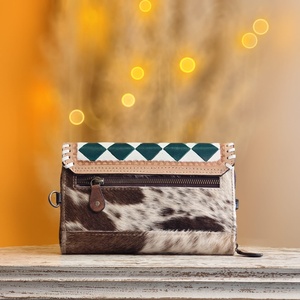 Bolso Bandolera de Cuero Genuino Venus Leathers, Diseño Floral con Letras, Hecho a Mano, Estilo Western, con Cierre, Portátil, para Viaje - Product Image 2