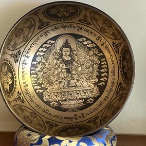 Bol chantant tibétain de méditation et de guérison, artisanat métallique fait main du Népal, placage nickel noir, motif bouddhiste gravé pour une relaxation profonde - Product Image 2