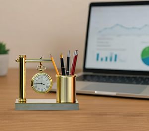 Horloge de bureau en laiton avec porte-stylo, design moderne, mouvement électronique, fonction snooze, affichage numérique, fonctionne à piles, finition dorée, chiffres romains - Product Image 2