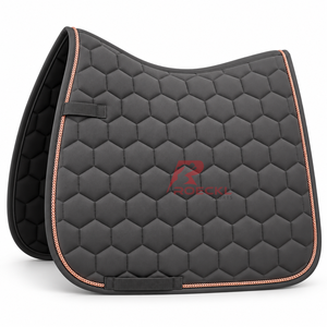 Sous-selles pour chevaux fabriquées avec des textiles de qualité supérieure, offrant un soutien rembourré et des motifs élégants pour les cavaliers recherchant le confort. - Product Image 1