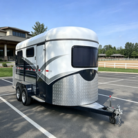 Remorque pour chevaux 3HAL-S à chargement par l'angle, éclairage extérieur, rangement supérieur, boîte à équipement pivotante, toit entièrement doublé