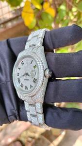 Reloj de Diamante Moissanite de Alta Calidad con Acabado Brillante y Correa de Metal Resistente para Hombre y Mujer, Estilo Moderno y Larga Duración - Product Image 3