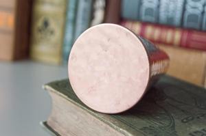 Carafe en cuivre de petite taille au design unique avec poignée courbée, idéale pour les repas en espace restreint et le service individuel, vente en gros depuis l'Inde - Product Image 4