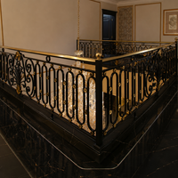 Balustrades de balcon en fer forgé noir et or de luxe, balustrade intérieure ornée pour la décoration d'escaliers de villas et de maisons de prestige