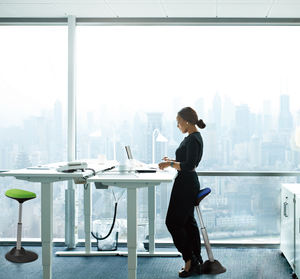 Cherchez des tabourets de bar jaunes à bascule pour comptoir - Product Image 5