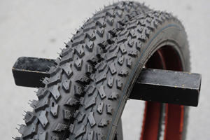 Pneu de vélo pliable KB102 KUMA en caoutchouc naturel durable à motif de blocs, avec bande de roulement à crampons noirs, pour usage urbain, VTT et vélos pliants - Product Image 4