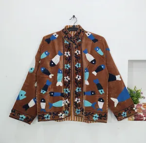 Chaqueta de terciopelo marrón hecha a mano para mujer, con bordado artesanal de peces, estilo bohemio, reversible, tipo kimono, para invierno. - Product Image 6