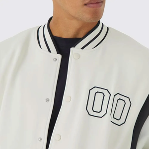 Veste universitaire homme blanche et noire, col rabattu, manches classiques, fermeture boutonnée, lettres brodées sur le devant, style preppy, pour l'automne - Product Image 4