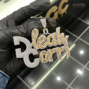 จี้เพชรโมอิสซาไนต์แบบกำหนดเอง ตัวอักษรชื่อ ประดับเพชรหรูหรา สไตล์ฮิปฮอป รับรองคุณภาพ เงินแท้ 925 สองสี - Product Image 1