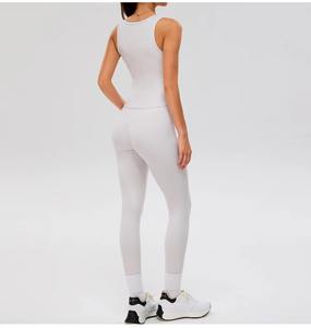 Ensemble de yoga personnalisé pour femmes, vente en gros, taille haute, compression, débardeur col U et leggings avec contrôle du ventre - Product Image 3