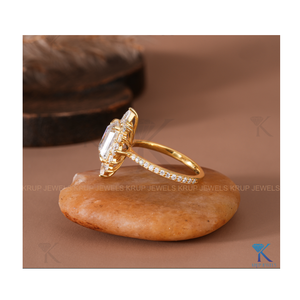 Anillo Clásico Art Deco con Corte Esmeralda y Detalles en Forma de Pera en Oro Amarillo, Anillo Apilable para Mujer, Joyería Minimalista de Lujo - Product Image 3