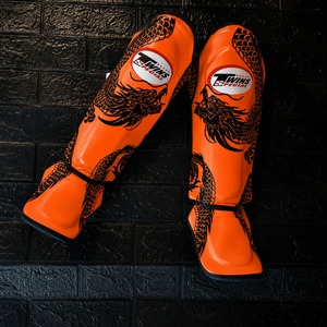Protège-tibias de kickboxing robustes en cuir gris, confortables et durables, avec protection du cou-de-pied et du tibia, pour l'entraînement, Twins Muay Thai - Product Image 4