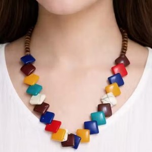 Collar Hecho a Mano para Mujer con Cuentas de Resina Dorada, Joyería de Moda India para Bodas y Fiestas por Blatant Exports - Product Image 3