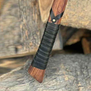 Hache viking de style nordique, qualité industrielle, avec tête en acier au carbone gravée et manche en bois, pour la survie en extérieur et les cadeaux - Product Image 6