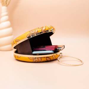 Elegante Bolso de Mano Redondo con Bordado de Elefante Amarillo para Mujer, Ideal para Fiestas y Bodas - Product Image 3