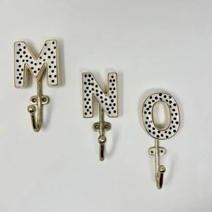 Crochet mural en métal blanc fait main, design alphabet, parfait pour une installation murale facile et une utilisation à long terme, vente en gros depuis l'Inde - Product Image 1