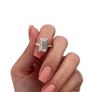 Bague de fiançailles moderne avec diamant de laboratoire taille baguette de 2 carats et sertissage cathédrale - Product Image 1