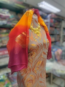 ผ้าชุดเซ็ตสีเงินเทาแบบฟรานซาวี ดีแรค พร้อมลายแจ็คการ์ดลายวงกลมสีทอง และผ้าคลุมไหล่สีแดงเบอร์กันดีแบบไล่เฉดสี - Product Image 2