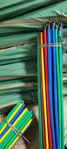 Escoba con mango de madera duradero y colorido, 25-34 pulgadas, ligera, para limpieza del hogar, cerdas de fibra de maíz sin desprendimiento, estilo básico - Product Image 3