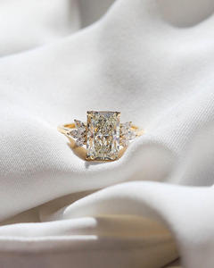 แหวนเพชรทรงเรเดียนท์คัท ทองคำขาว ประดับด้วยเพชรทรงมาร์คีส์ด้านข้าง แหวนหมั้นสุดหรู เครื่องประดับชั้นดีสำหรับผู้หญิง - Product Image 1