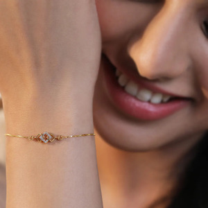 Bracelet carré entrelacé en diamant avec chaîne en or jaune et design géométrique central réglable - Product Image 3