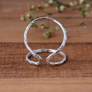 แหวนเงินรูปตัววีปรับขนาดได้ ดีไซน์หรูหราแกะสลักลายดอกไม้ วงแหวนสามชั้น ช่วยพยุงนิ้วมือ SHYAM JEWELRS สำหรับทุกเพศ เหมาะสำหรับงานแต่งงานและงานปาร์ตี้ - Product Image 4