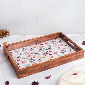 Bandeja de madera ligera pero resistente con elegante acabado esmaltado para transportar alimentos y bebidas fácilmente - Product Image 1