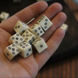 ลูกเต๋าทำมือคุณภาพสูงจากกระดูกควายธรรมชาติ รูปทรงลูกบาศก์ สำหรับเกมไวกิ้งในร่ม - Product Image 1