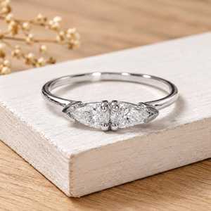 Bague de fiançailles en or massif 10K 14K 18K avec 2 diamants de laboratoire taille brillant poire, couleur classique, pureté E, VVS - Product Image 2