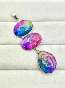 Pendentif artisanal à trois pierres en quartz solaire teinté naturellement, serti de laiton, style bohème géométrique, bijoux en pierres précieuses en gros - Product Image 3