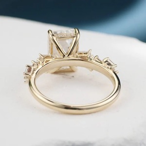 Bague de fiançailles en moissanite taille émeraude avec halo baguette en or jaune 14 carats, bague de mariage, bague de fiançailles, cadeau pour elle, bague de demande en mariage. - Product Image 2