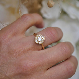Anillo de Compromiso de Oro Amarillo de 14K con Diamante Cultivado en Laboratorio, Estilo Art Deco, Redondo - Product Image 6