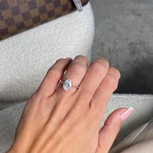 Anillo de Compromiso con Diamante Ovalado de 2 Quilates Cultivado en Laboratorio, Oro Blanco de 14k, Engaste Solitario Catedral con Halo Oculto, Certificado IGI - Product Image 1