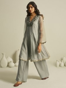 Robe peplum élégante en tissu avec manches longues entièrement brodées à la main, col en V et jupe évasée, accompagnée d'un ensemble de soirée en tissu uni avec pantalon palazzo. - Product Image 2