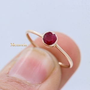 Bague solitaire minimaliste en or jaune massif 9 carats avec rubis naturel rond serti clos, bijoux fins Memoria Jewels - Product Image 1