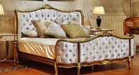 Ensemble de chambre à coucher traditionnel King Size avec lit en cuir capitonné et tables de chevet assorties de style antique pour maison, villa, mariage