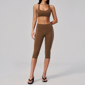 Ensemble de yoga marron taille haute sans couture respirant avec soutien-gorge de sport dos nageur, short et pantalon capri à jambes larges, 3 pièces, 100% polyester - Product Image 2