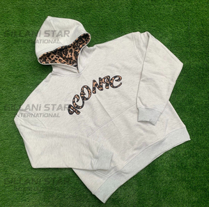 Survêtement unisexe à capuche avec logo brodé en appliqué léopard sur le devant, 100% coton molletonné, manches longues, vêtement décontracté - Product Image 1