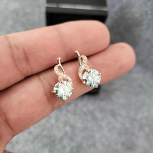 Boucles d'oreilles en moissanite de couleur bleu-vert, taille brillant rond, fabriquées en argent 925 par un fabricant de bijoux indien - Product Image 5