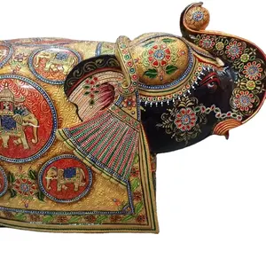 Escultura Real Decorativa con Trabajo Tradicional en Lámina de Oro e Intrincado Arte Meenakari, Estatua de Elefante de Madera Pintada a Mano - Product Image 1