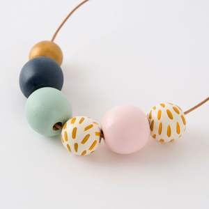 Collier en résine et bois à texture lisse et polie, accessoires de mode en cristal - Product Image 6