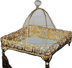 Plateau de présentation carré miroir avec bords à motifs de vigne dorée et un dôme central en cristal ; disponible à prix de gros. - Product Image 1