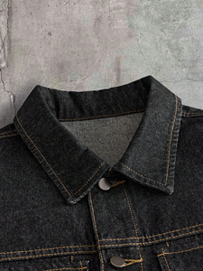 Chemise en jean noir déchiré pour homme, avec poche effilochée, bords bruts, manches courtes, coupe carrée, épaules tombantes, style streetwear - Product Image 4