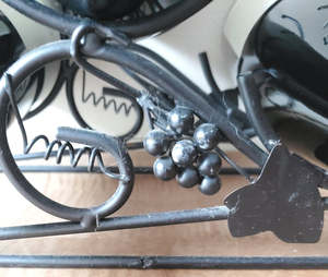 Porte-bouteilles en fer, design vintage, couleur noire, parfait pour les mariages élégants, les fêtes et les accessoires de bar, en provenance d'Inde - Product Image 5