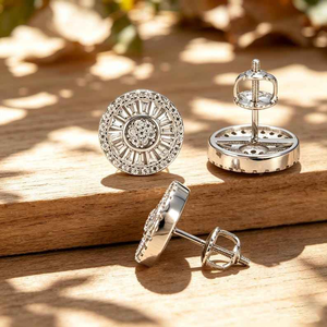 Boucles d'oreilles clous de luxe en moissanite, serties halo rond et taille baguette, en or blanc, style Iced Out - Product Image 3
