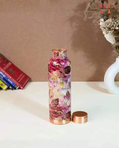 Magnífica botella de cobre con estampado floral y hermosos diseños de hojas en rosa y dorado, disponible a precios de mayorista. - Product Image 1